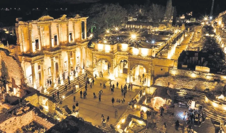 Gece müzeciliği Efes’e nefes oldu