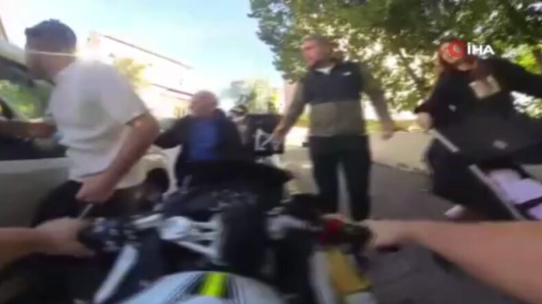 'Bebek korkacak, korna çalmayın' diyen babaya sert yanıt, çevredekilerden tepki geldi