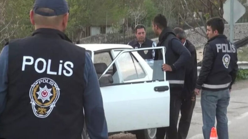 'Dur' İhtarına Uymayan Otomobilde Esrar Ele Geçirildi: 3 Kişi Tutuklandı