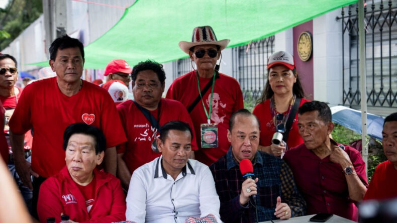 'Kırmızı Gömlekliler' Eski Başbakan İçin Bir Araya Geldi