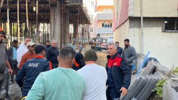 2 iş&ccedil;i asans&ouml;r boşluğuna d&uuml;şt&uuml;