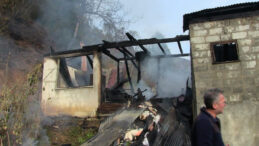 200 Yıllık Ahşap Ev K&uuml;l Oldu