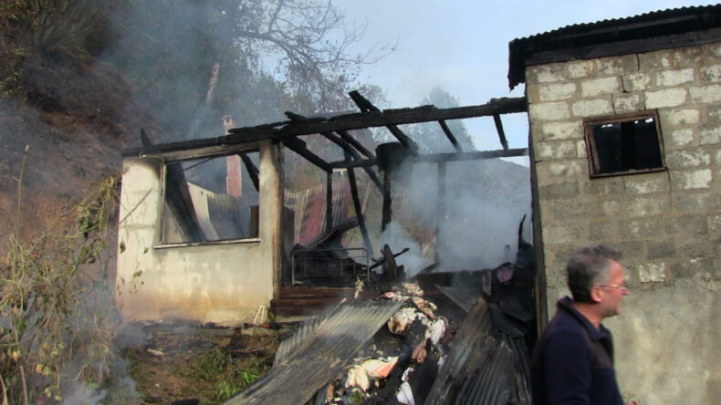 200 Yıllık Ahşap Ev K&uuml;l Oldu