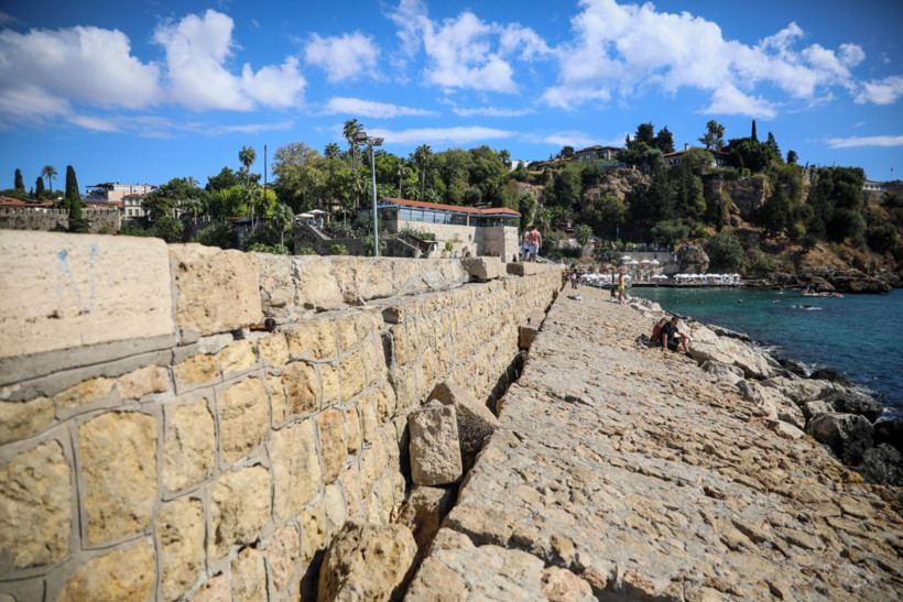 Mendireğinde Düşen Taşlar