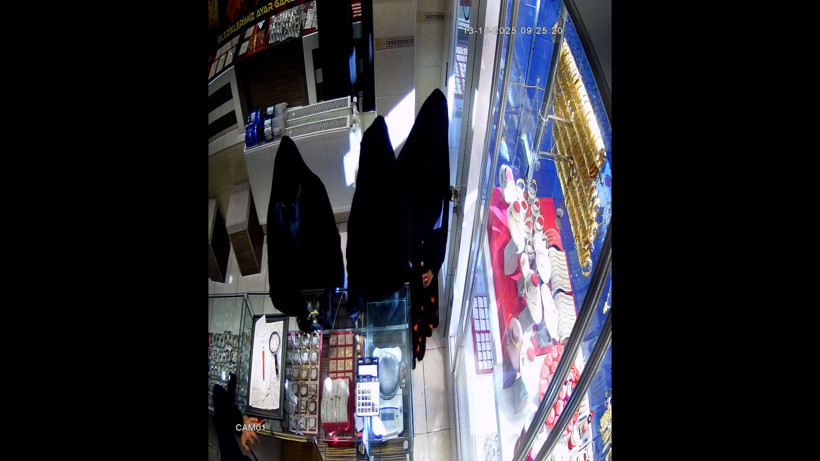 Çarşaflı kadınlar kuyumcuyu soyarken