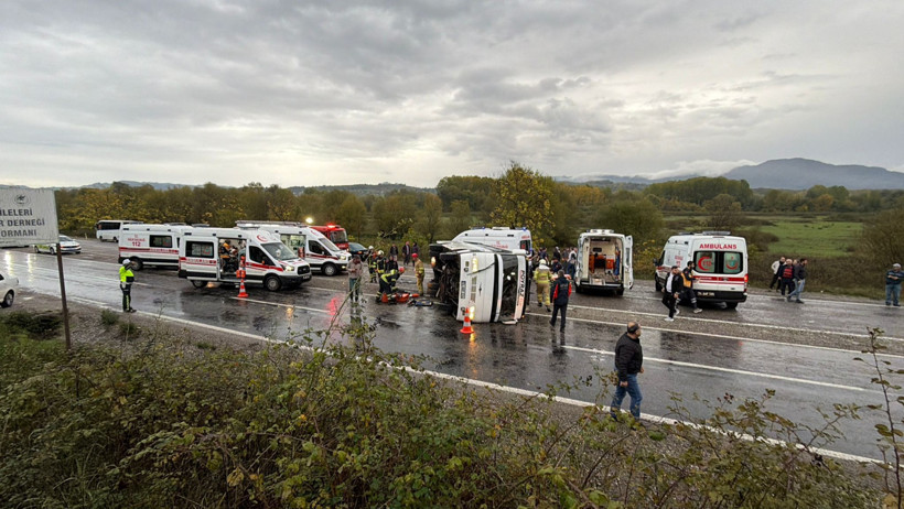 Midibüsün devrilmesi