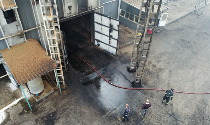 Yangına müdahale eden itfaiye ekipleri