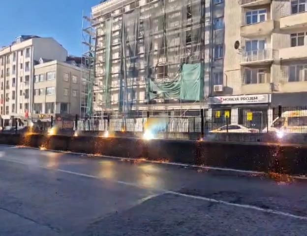 Kamyonun tramvay hattına çarpması