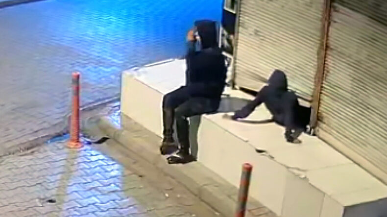 3 Kardeş Telefon D&uuml;kkanından Hırsızlık Yaptı