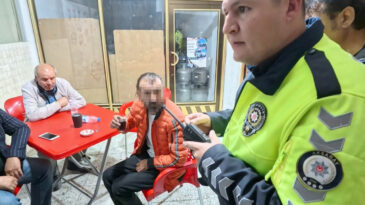 3.96 Promil Alkoll&uuml; S&uuml;r&uuml;c&uuml; Kaza Yaptı, Kahveye Oturup &Ccedil;ay İ&ccedil;ti