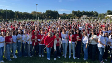 500 Fl&uuml;t&ccedil;&uuml; Rekor İ&ccedil;in Aynı Anda &Ccedil;aldı