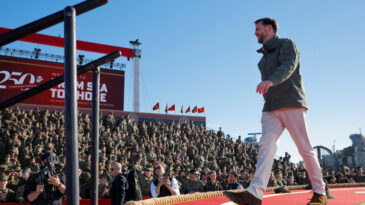 ABD'deki Askeri Kutlama Sırasında Kaos: Top Mermileri Yola Düştü