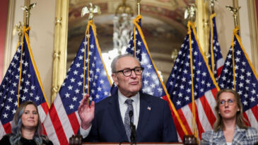 ABD'li Siyaset&ccedil;ilerden Kapanma Uyarısı