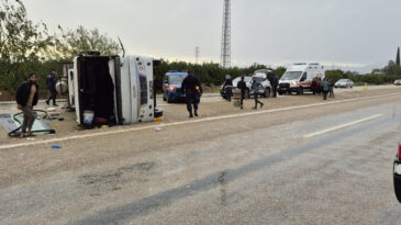 Adana'da Tarım İş&ccedil;ilerini Taşıyan Midib&uuml;s Devrildi: 11 Yaralı