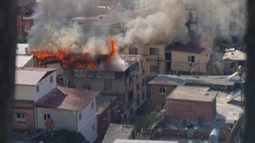 Adana&rsquo;da 3 Katlı Evde Yangın: Bina Kullanılamaz Hale Geldi