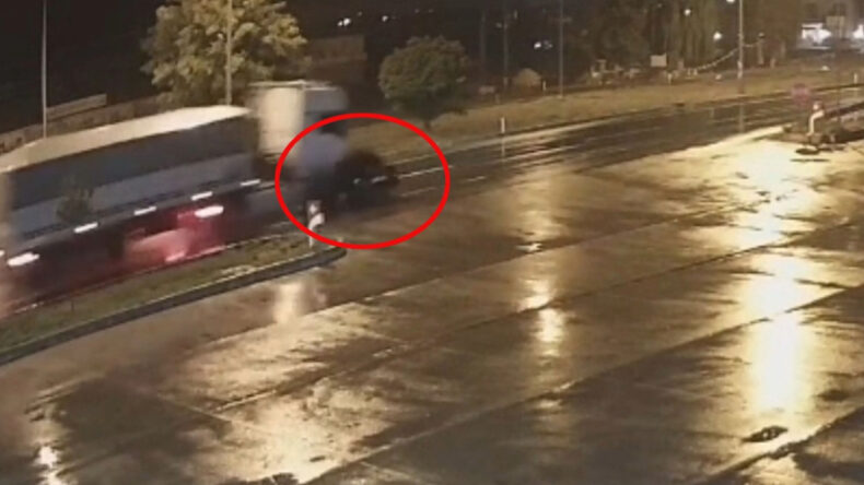 Akaryakıt İstasyonundan Yola &Ccedil;ıkan Ara&ccedil; TIR'ın &Ccedil;arpmasıyla Kaza Yaptı