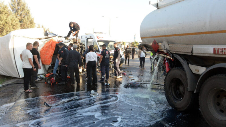 Akaryakıt Tankerine Çarpan Kamyonun Sürücüsü Hayatını Kaybetti