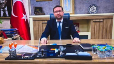 AKP'deki g&ouml;revinden istifa ederken dert yandı