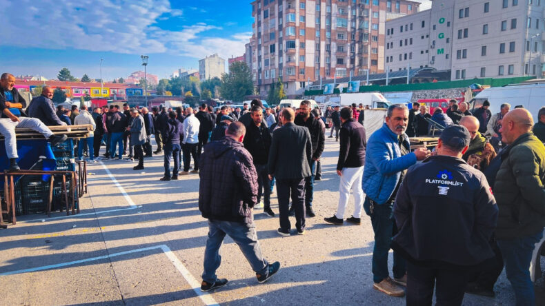 AKP'li Belediye Başkanı ile Pazarcılar Arasında Tansiyon Yükseldi: Tezgah Açmadılar