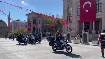 Aksaray'da Motosikletlilerden 'Cumhuriyet Korteji'