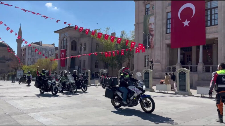 Aksaray'da Motosikletlilerden 'Cumhuriyet Korteji'