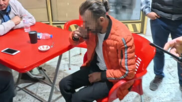 Alkoll&uuml; S&uuml;r&uuml;c&uuml; Ara&ccedil;tan İniş Yapıp &Ccedil;ay İ&ccedil;meye Gitti, 'Arkadaşım &Ccedil;arptı' Dedi