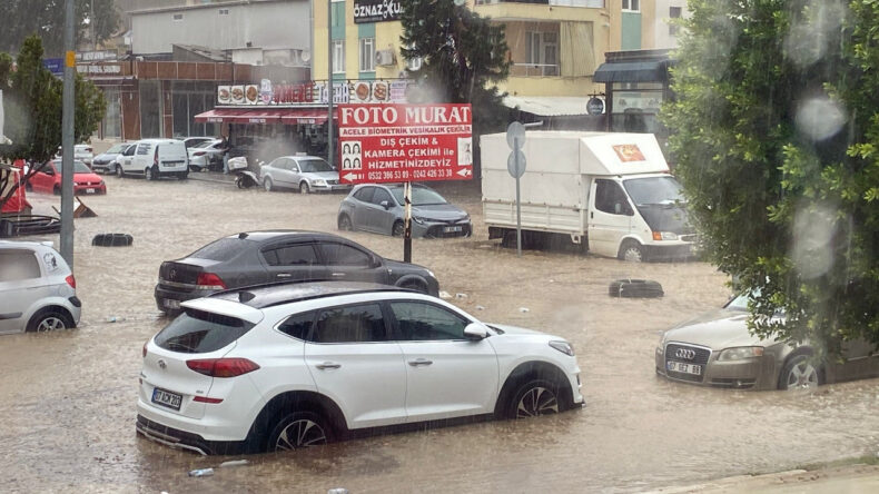 Antalya'da Ara&ccedil;lar Su Baskınında Mahsur Kaldı
