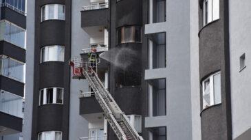 Apartmanda Yangın: 1 Kişi Yaralandı