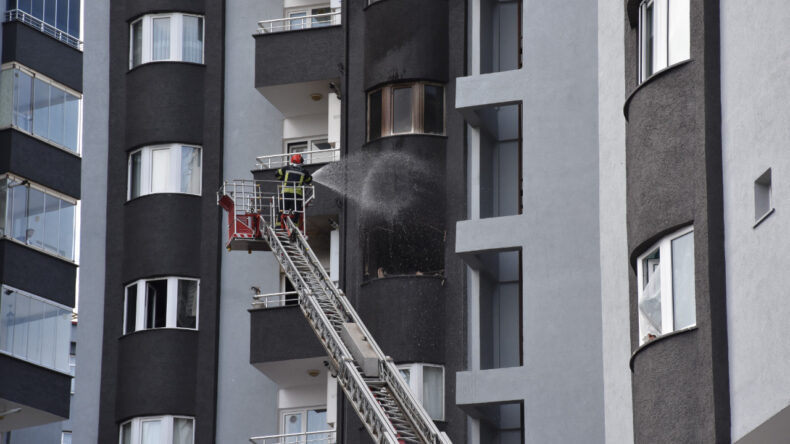 Apartmanda Yangın: 1 Kişi Yaralandı