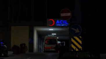 Arkadaşını Bı&ccedil;aklayıp Hastanenin &Ouml;n&uuml;ne Bıraktı