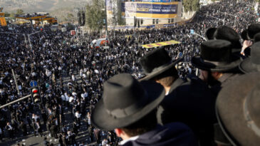 Askerlik Karşıtı B&uuml;y&uuml;k Protesto: G&ouml;kdelenden D&uuml;şen Gen&ccedil; Hayatını Kaybetti