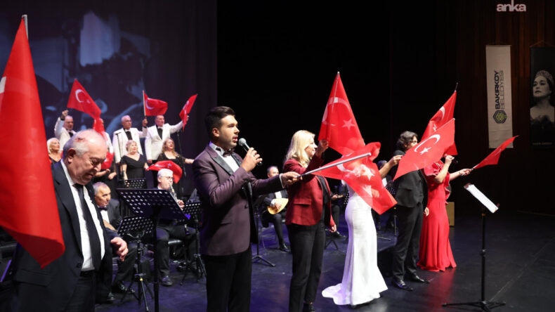 Atat&uuml;rk'&uuml;n Sevdiği Şarkılar, Bakırk&ouml;y'de Yankılandı