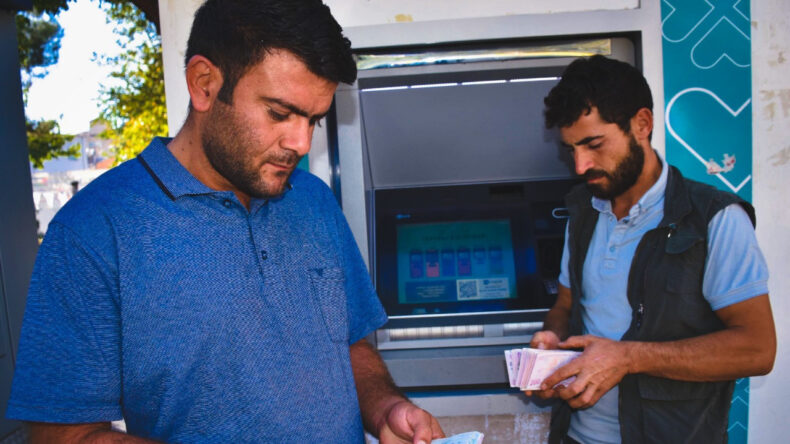 ATM'de Buldukları Paranın Sahibinin Peşindeler