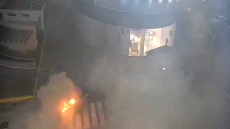 AVM Önünde Patlama: Can Kaybı ve Yaralılar Var