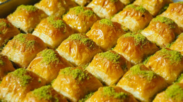 Baklava Yerken Fenalaşan Çocuk Hayatını Kaybetti