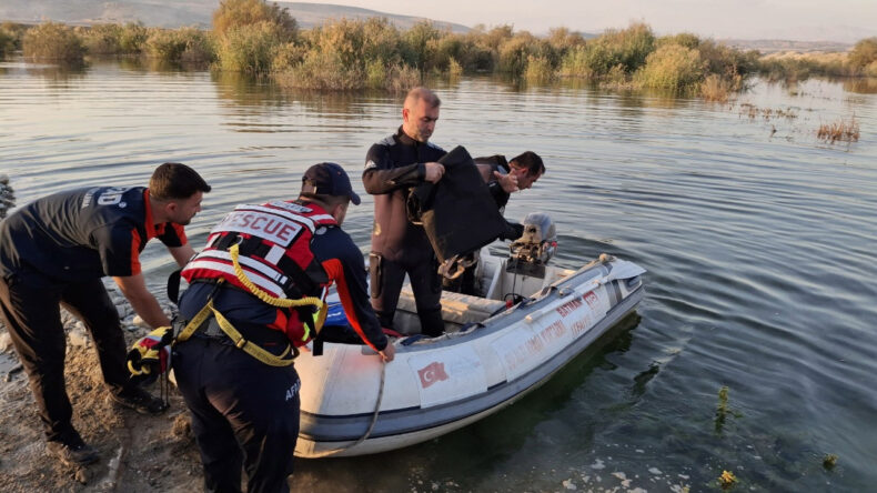 Baraj Kapakları A&ccedil;ıldı, Aile Mahsur Kaldı