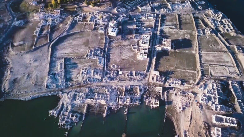 Baraj Sularının Çekilmesiyle Eski Köy Gün Yüzüne Çıktı