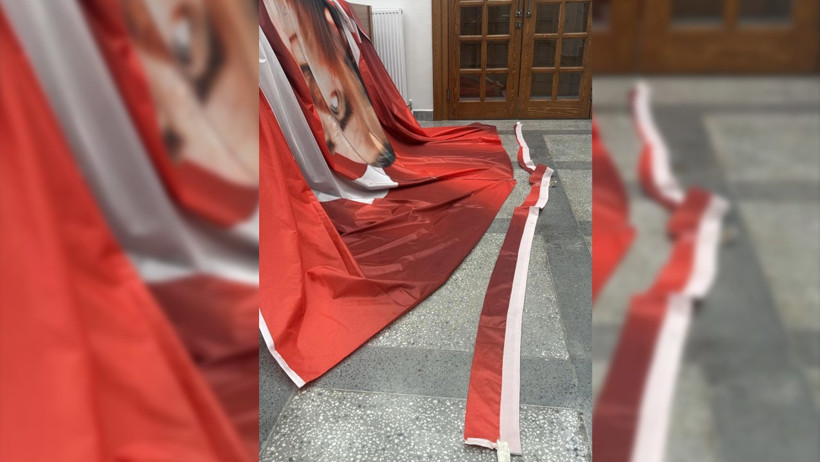 Malatya Valiliği'nin X hesabından yırtılan posterin görüntüsü paylaşıldı