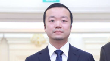 Bebek Y&uuml;zl&uuml; 'Hayırsever' Milyarder, Azılı Su&ccedil;lu &Ccedil;ıktı