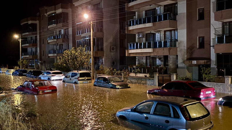 Bergama'da Sokaklar G&ouml;l Oldu