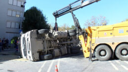 Beşiktaş'ta İnşaat Alanında Kamyon Devrildi