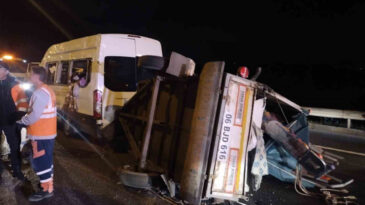 Beykoz&rsquo;da Seyir Halindeki Servis Minib&uuml;s&uuml; Devrildi: 3 Yaralı