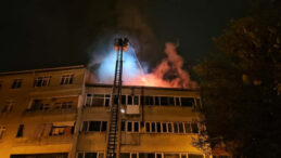 Beyoğlu'nda 4 Katlı Binanın Çatısında Yangın Çıktı