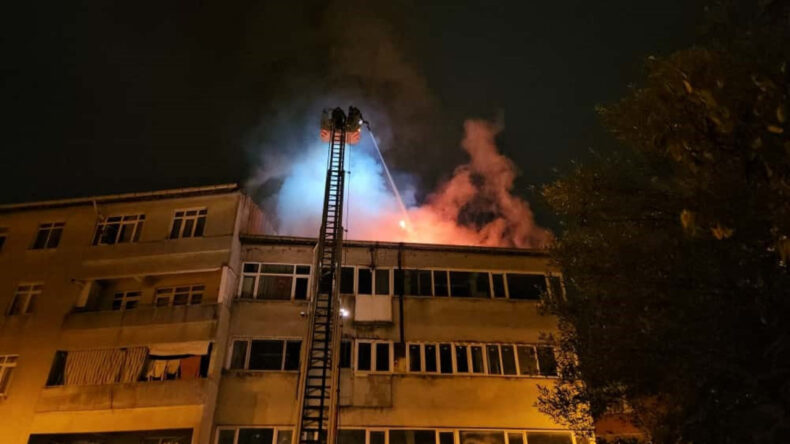 Beyoğlu'nda 4 Katlı Binanın Çatısında Yangın Çıktı