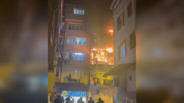 Beyoğlu'nda Havai Fişek Kaynaklı Yangın Ger&ccedil;ekleşti