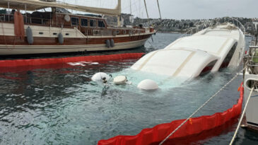 Bodrum'da İskelede Demirli L&uuml;ks Yat Suya G&ouml;m&uuml;ld&uuml;