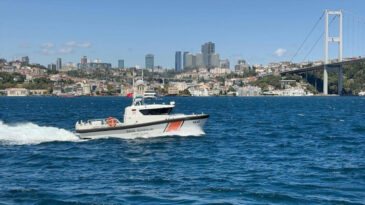 Boğaz'da Kanoculara Tekne &Ccedil;arptı