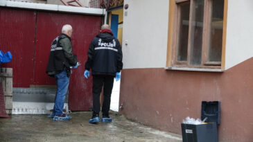 Bor&ccedil; nedeniyle tartıştığı 3 akrabasını silahla ağır yaraladı