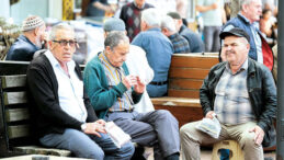 Bor&ccedil;lu Emeklilere Y&uuml;zde 25 Maaş Kesintisi