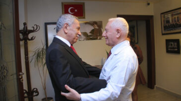 B&uuml;lent Arın&ccedil; ve Mehmet Haberal'ın Duygusal Buluşması